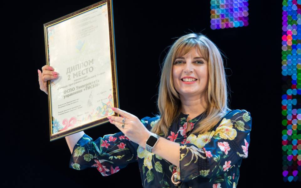 Декан ФСПО Вероника Шамсутдинова держит диплом победителей фестиваля &laquo;Весенняя капель&raquo;