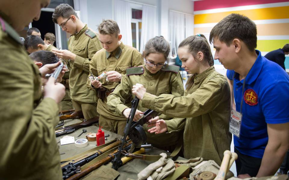 Участники форума изучают советское оружие