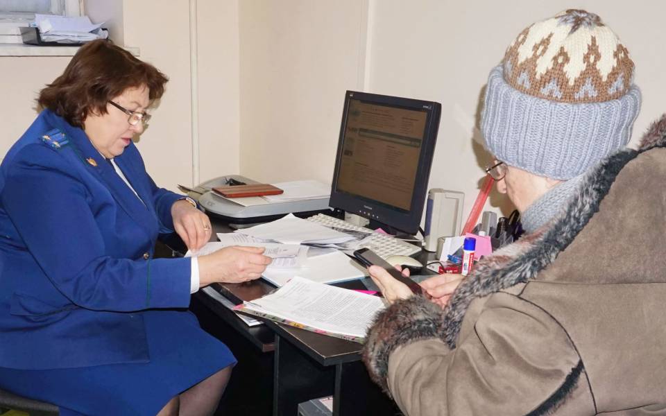 Помощник прокурора по&nbsp;пенсионному обеспечению Наиля Гиматдинова консультирует женщину